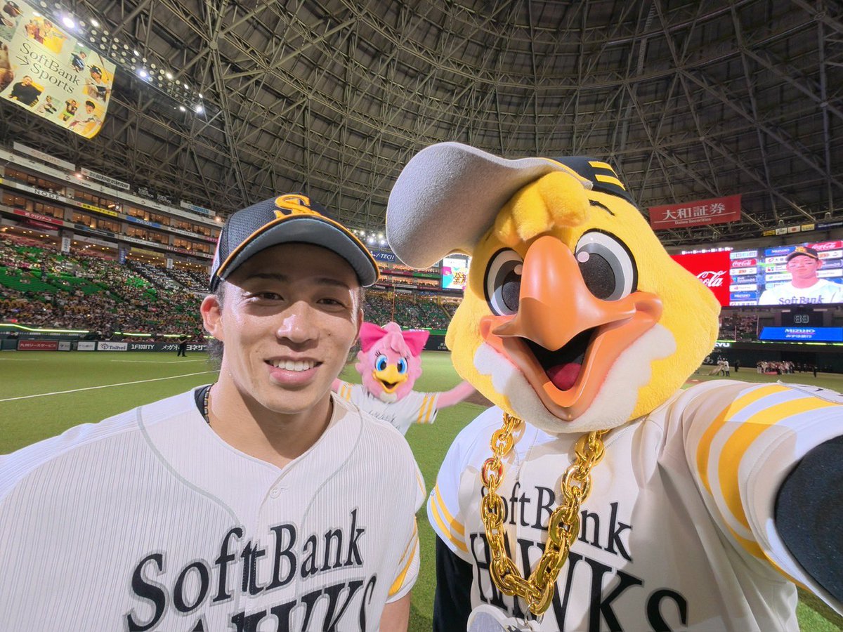 hawksHarry's tweet photo. たかほー☆☆☆
栗原選手通算100本塁打&amp;101本塁打おめでとう！！
野村勇選手もナイス2打席連続HR！
6連戦の初戦、見事勝利👊
明日も大声援で選手にエールを届け、絶対に勝ちましょう！！
応援ありがとう♪♪
#sbhawks #全新 https://t.co/QWA3p5K3Be