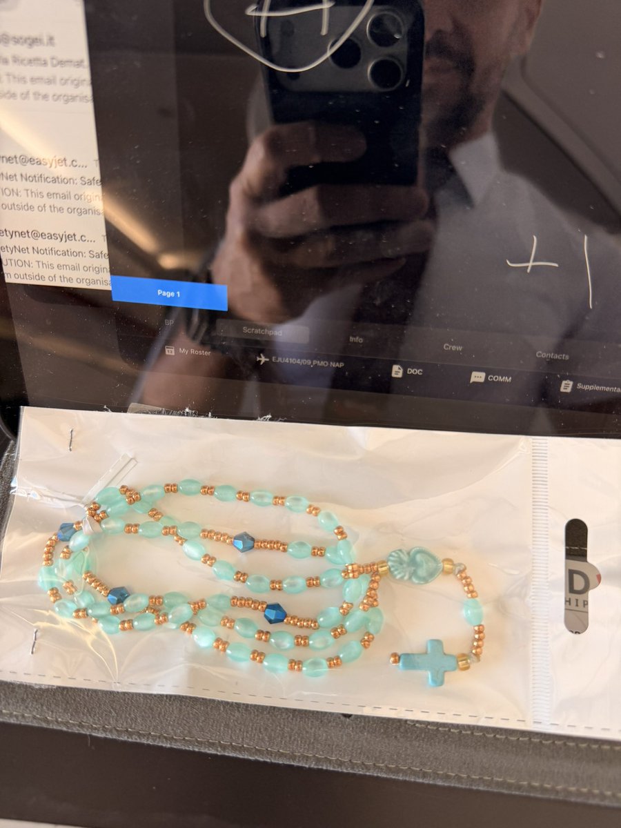 qimcel's tweet photo. Alguien ahí arriba se habrá enterado de mi situación en los últimos dos meses y me habrá mandado ayuda a través de una pax, una monja muy mona y maja https://t.co/qS91dcnCUC