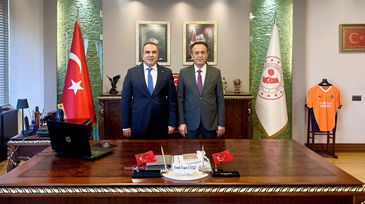 BaskshrKaymkmlk's tweet photo. Başakşehir Milliyetçi Hareket Partisi İlçe Başkanlığı görevini devralan Sayın Recep Gülbahar ve beraberindeki yönetim kurulu üyeleri, Kaymakamımız Sayın Cemil Özgür Öneği’ni makamında ziyaret etti. https://t.co/o8EPkWp8fB