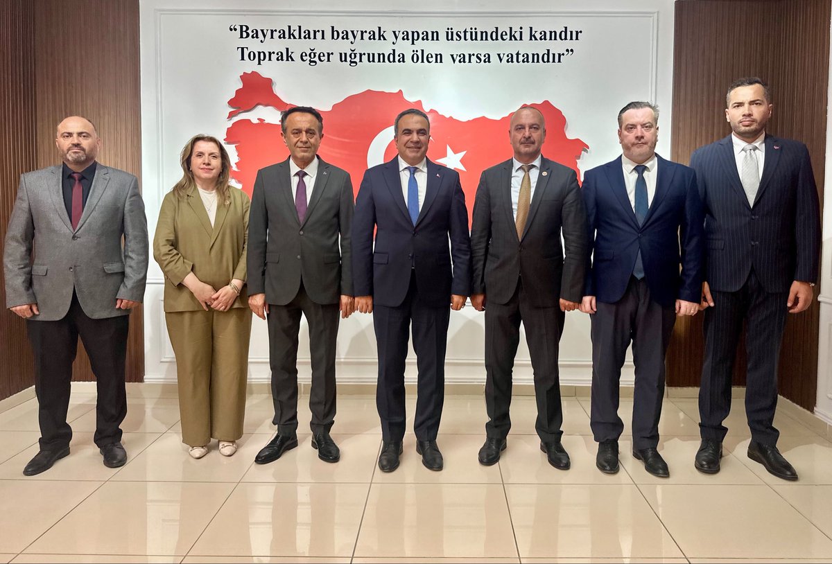 BaskshrKaymkmlk's tweet photo. Başakşehir Milliyetçi Hareket Partisi İlçe Başkanlığı görevini devralan Sayın Recep Gülbahar ve beraberindeki yönetim kurulu üyeleri, Kaymakamımız Sayın Cemil Özgür Öneği’ni makamında ziyaret etti. https://t.co/o8EPkWp8fB
