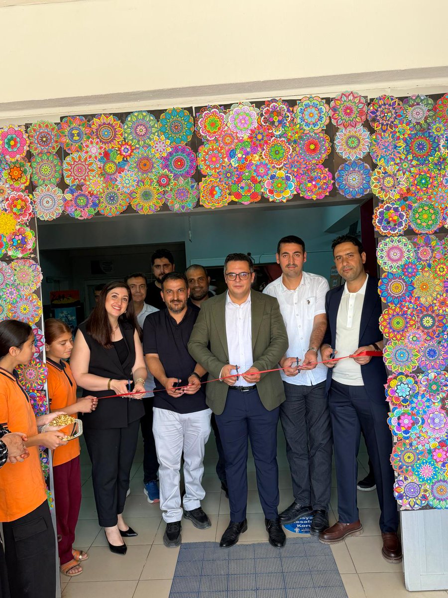 ortasarortaoku1's tweet photo. İlçe Milli Eğitim Müdürümüz Sayın Yusuf Güzel ve beraberindeki heyet, öğrencilerimizin hazırladığı resim sergimizi ziyaret ederek eserleri ilgiyle inceledi. Kendilerine ziyaretleri için teşekkür ederiz.
@Diyarbakirmem 
@cinarkaymakamlk 
@ysfgzl0 
@mebcinarmem https://t.co/2dxUqu4eG2
