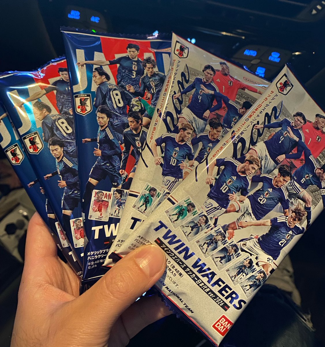 shota_jsb7's tweet photo. 仕事終わりにローソンへ
まだたくさんあった！！
#サッカー日本代表 https://t.co/4IU3on2uCE