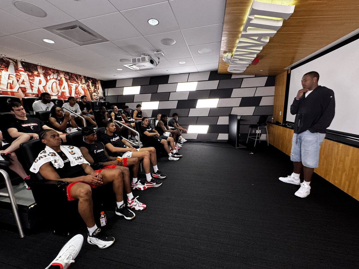 Dan_Hoard's tweet photo. Coach Calhoun held his second practice and had #Bearcats legend Gary Clark address the team afterward.
“It’s a family,” Gary told them. “Any former player that’s going to come back and talk to you guys will tell you — and truly mean it — that we support you and ride with you.” https://t.co/mOGvGTbuFe
