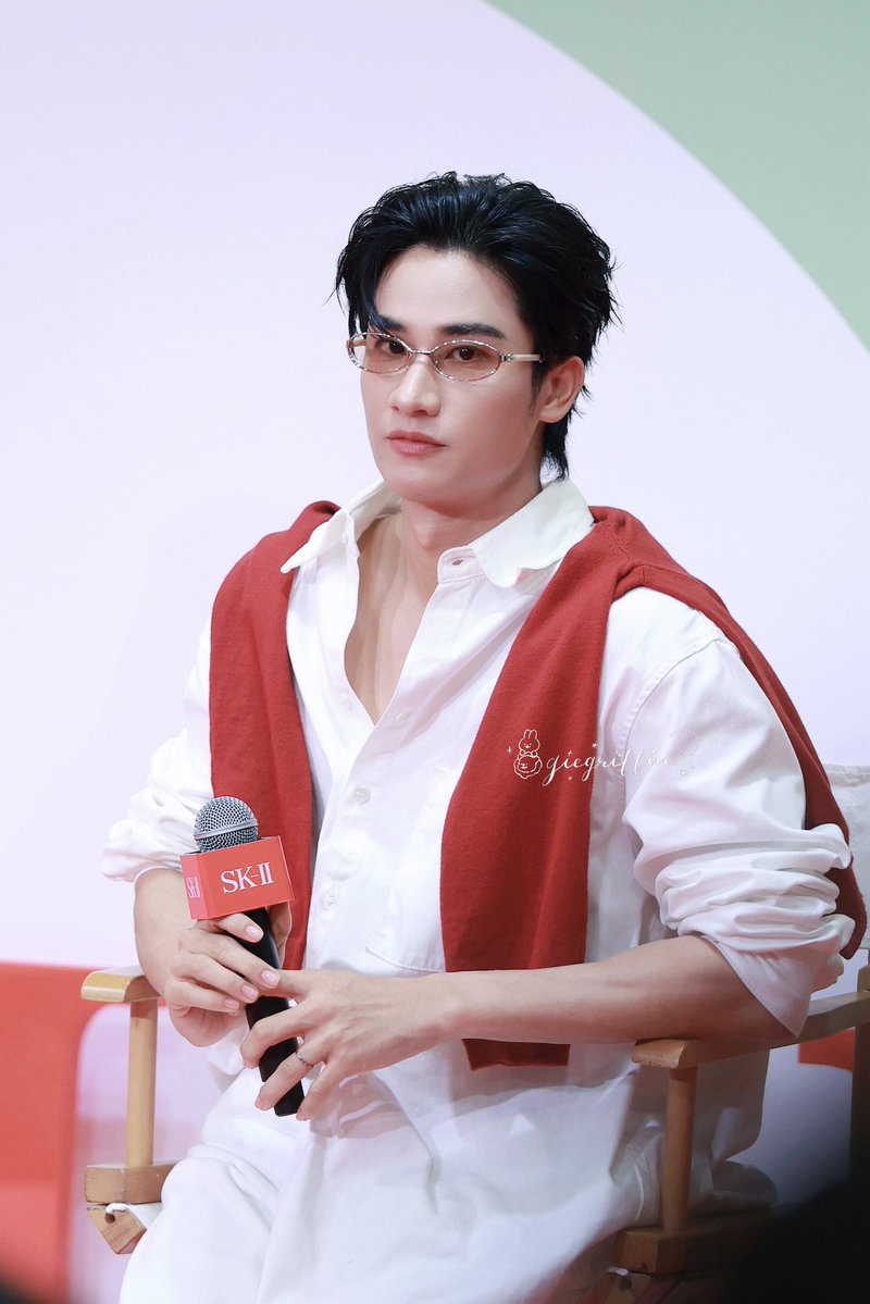 giegriffin's tweet photo. แค่นั่งนิ่ง ๆ ดาเมจแรงมาก

TAY SKII SIAM PARAGON
#SKIISiamParagonXTay
#SKIIxTayTawan 
#Tawan_V https://t.co/PkFnShT78z