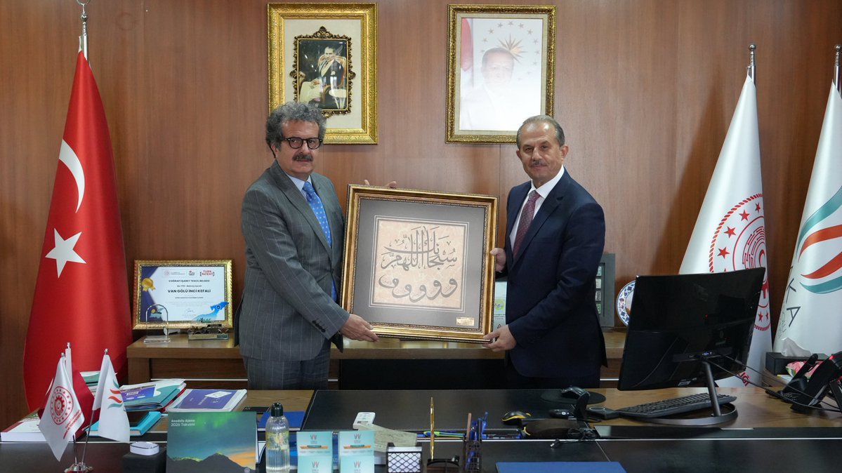 TC_DAKA's tweet photo. Ajansımız Yönetim Kurulu üyesi Hakkâri Valisi Sayın İbrahim Taşyapan, Ajans Genel Sekreter Vekili olarak görevlendirilen Mehmet Emin Çakay'a hayırlı olsun ziyaretinde bulundu. https://t.co/cX9A1Z8NBa