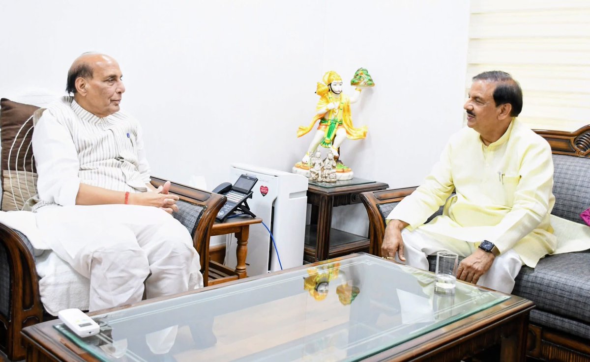 ManishsharmaGBN's tweet photo. आज नई दिल्ली में हमारे लोकप्रिय सांसद आदरणीय श्री डॉ महेश शर्मा जी @dr_maheshsharma ने देश के माननीय रक्षामंत्री श्री @rajnathsingh जी से शिष्टाचार भेंट कर मार्गदर्शन प्राप्त किया।@RajnathSingh_in @OfficeMahesh https://t.co/lM6JY5nErq