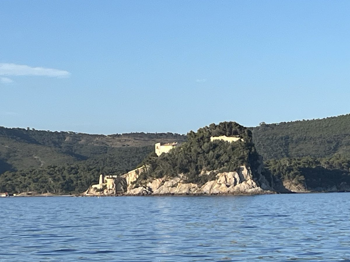 Mouettemoqueuse's tweet photo. Sur le chemin du retour, nous sommes passés devant le fort de Brégançon.
-Eh Manu, tu descends ? https://t.co/X5xikYI6d2