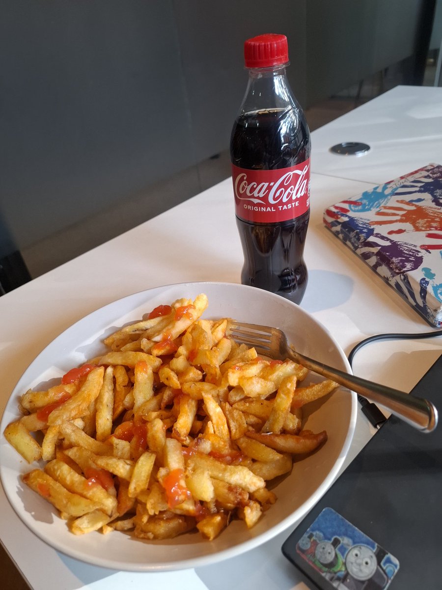 AngelSyzygy's tweet photo. Chipsiiii with a coke inaslurrpp😝😋😋
#Cokewithmeals #RecipeForMagic #MealMoments @CCBAinKenya @AfricanElitePR https://t.co/oyhariJqeZ