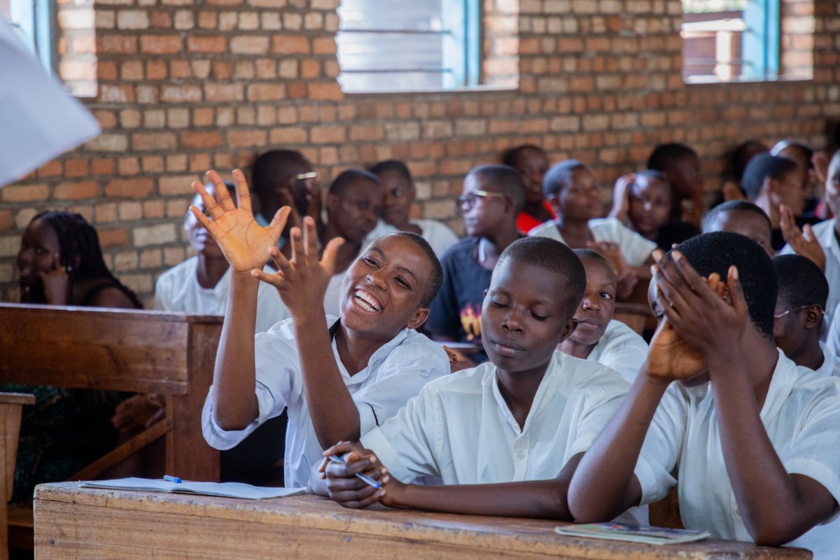 EnabelauBurundi's tweet photo. Grâce aux kits d’hygiène menstruelle distribués par notre projet #InderoKazoza à #Kirundo & #Cibitoke, des filles se sentent plus confiantes en classes.
Une enquête de satisfaction révèle que la proportion de filles manquant l’école pendant leurs règles est passée de 38 % à 16 %. https://t.co/dvK4fh9NvE