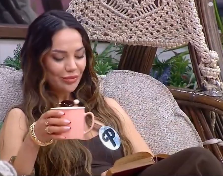 elsvogue's tweet photo. abla kitap okumak için mi katıldın kısmetse olur'a yarma tmm inandik  #kısmetseolur https://t.co/dUTMk5R4FH