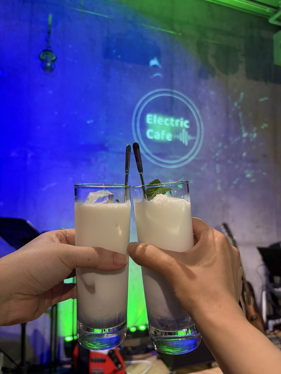 lucymickmick's tweet photo. 楽しかった〜〜
やりきったーー
南青山エレクトリックカフェありがとうございました！
M&amp;Mのカクテル作ってもらった！
カムアラメンバー初めまして　にちなんで
その名も
🍸ファーストマリアージュ🌺 https://t.co/MFJVL3ETMT