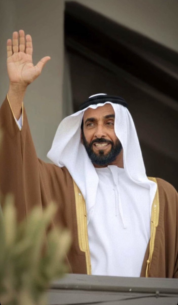 AdShfaf's tweet photo. لا ياتك من مغفل وسروق 
لا تعطيه ساعه ودقيقه 

مايرمس الا اللي فيه عوق
وفي صدر شابه حريقه

زعطوط اللي خالي من الذوق
خلو الحقران ايبس ريقه

زايد فعله مثل الصبح لا بان شروق
فعله باقي ما يطفي بريقه 

#الا_زايد #زايد_بن_سلطان_آل_نهيان https://t.co/0XmlNIGEG2