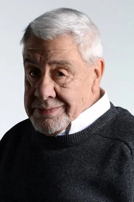 mrhitchcok's tweet photo. NADIE en la prensa chilena hizo mención al descriterio del @culturas_cl y al ministro @Min_Undurraga .
De no haber hecho UNA sola mención por el fallecimiento del premio nacional y mítico actor Julio Jung.
Realmente una vergüenza que no deja de impactarme.
Si bien los noticiarios dieron cuenta del hecho y lo cubrieron como corresponde.
Ningún medio cuestionó al @GobiernodeChile por ser tan miserables con este tremendo artista.
Pasó piola y me parece impresentable.