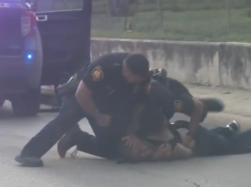 KABBFOX29's tweet photo. A viewer-shared video from the East Side shows what appears to be an arrest involving San Antonio Police Department officers, including an officer punching a man while he is already on the ground. 
FULL STORY --> https://t.co/V5F8IiTvgb https://t.co/tkFZvPnFJS