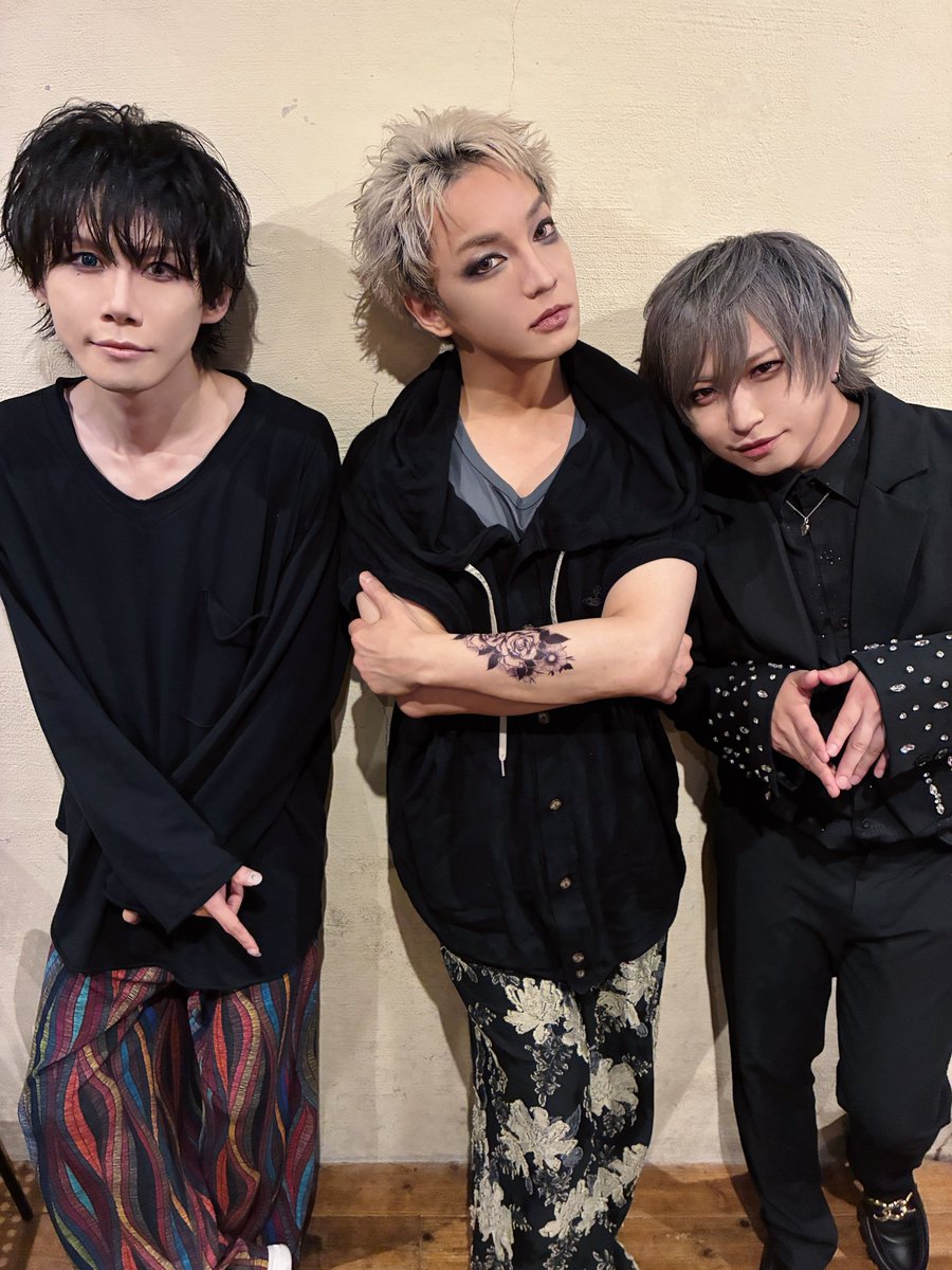 Kaya_rose's tweet photo. ゆーやとしょうご君とCafe NOIR！楽しかったー！！💕皆様ありがとうございました･:*+.\(( °ω° ))/.:+

『Cafe NOIR -PetitMOA 7th Anniversary-』
出演：Kaya
ゲスト：私は浮かびながら沈む / 翔梧(アンフィル)

1. ROSE / Kaya
2. 有名税 / Yuya
3. 飛花落葉 / 翔梧
4. 白空 / 翔梧
5. 罅(ヒビ) / 翔梧
6. Villain / 翔梧＆Kaya
7. 優しさ(藤井風cover) / yuya＆Kaya
8. a present for a liar / yuya
9. 日常 / yuya
10. 六月の沖縄(BUCK-TICKcover) / Kaya
11. Hydrangea / Kaya
12. 丸の内サディスティック(椎名林檎cover) / Kaya＆翔梧＆yuya

encore
13. アゲハ蝶(ポルノグラフィティcover) / Kaya＆翔梧＆yuya

配信アーカイブ2週間！
皆様是非ご覧くださいませ✨
https://t.co/aPjRxvfr9j