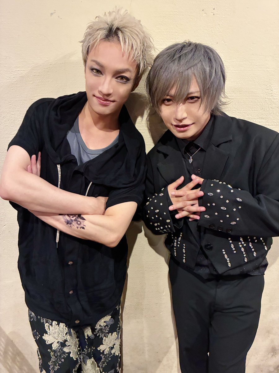 Kaya_rose's tweet photo. ゆーやとしょうご君とCafe NOIR！楽しかったー！！💕皆様ありがとうございました･:*+.\(( °ω° ))/.:+

『Cafe NOIR -PetitMOA 7th Anniversary-』
出演：Kaya
ゲスト：私は浮かびながら沈む / 翔梧(アンフィル)

1. ROSE / Kaya
2. 有名税 / Yuya
3. 飛花落葉 / 翔梧
4. 白空 / 翔梧
5. 罅(ヒビ) / 翔梧
6. Villain / 翔梧＆Kaya
7. 優しさ(藤井風cover) / yuya＆Kaya
8. a present for a liar / yuya
9. 日常 / yuya
10. 六月の沖縄(BUCK-TICKcover) / Kaya
11. Hydrangea / Kaya
12. 丸の内サディスティック(椎名林檎cover) / Kaya＆翔梧＆yuya

encore
13. アゲハ蝶(ポルノグラフィティcover) / Kaya＆翔梧＆yuya

配信アーカイブ2週間！
皆様是非ご覧くださいませ✨
https://t.co/aPjRxvfr9j