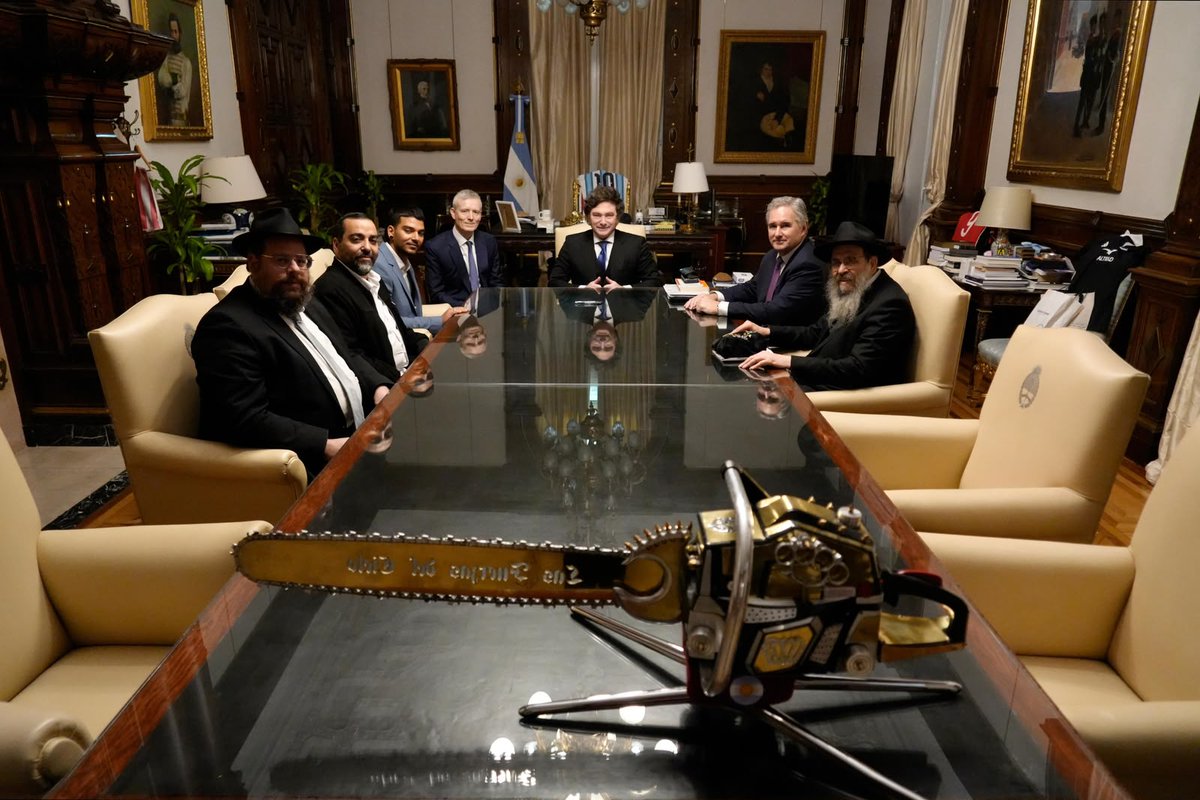 mdzol's tweet photo. Milei recibió a Yosef Chaim Ohana, exintegrante de las Fuerzas de Defensa de Israel, quien fue secuestrado por Hamás y permaneció cautivo en la Franja de Gaza durante 738 días: estuvieron Pablo Quirno, Avi Meir Ohana y los rabinos Tzvi Grumblatt y Chaim Baruch Oirechman. https://t.co/MFoC3CGHoA