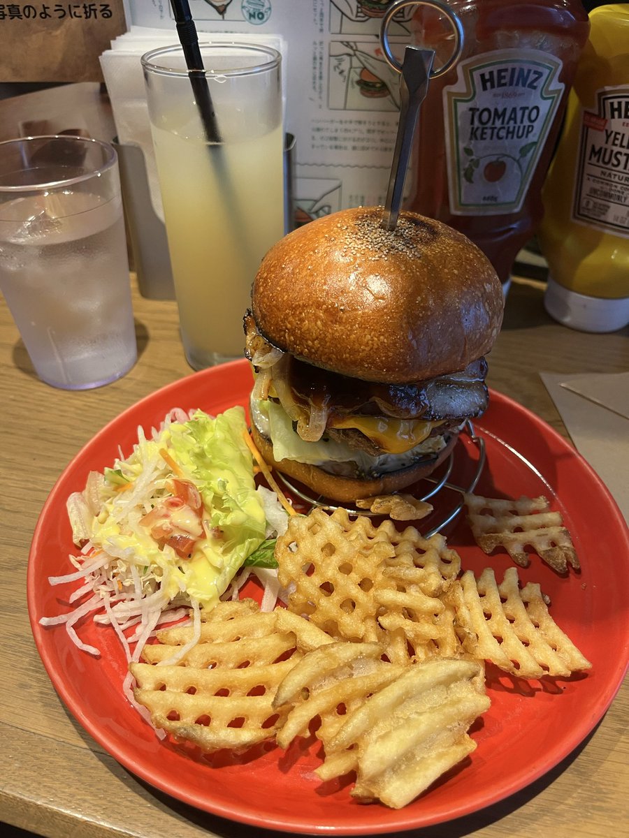 setonoossan's tweet photo. REPUBLICのREPUBLIC

久しぶりのグルメバーガー。店名と同じ看板メニュー？のREPUBLIC。バンズは香ばしく焼かれ、パティは肉汁たっぷり、チーズやアボカドが旨さを引き立ててました。相変わらず食べ方が下手くそだったけど激ウマでした。
ご馳走様でした😋
#REPUBLIC 
#ハンバーガー 
#今池駅 https://t.co/PhqqMaeP6y