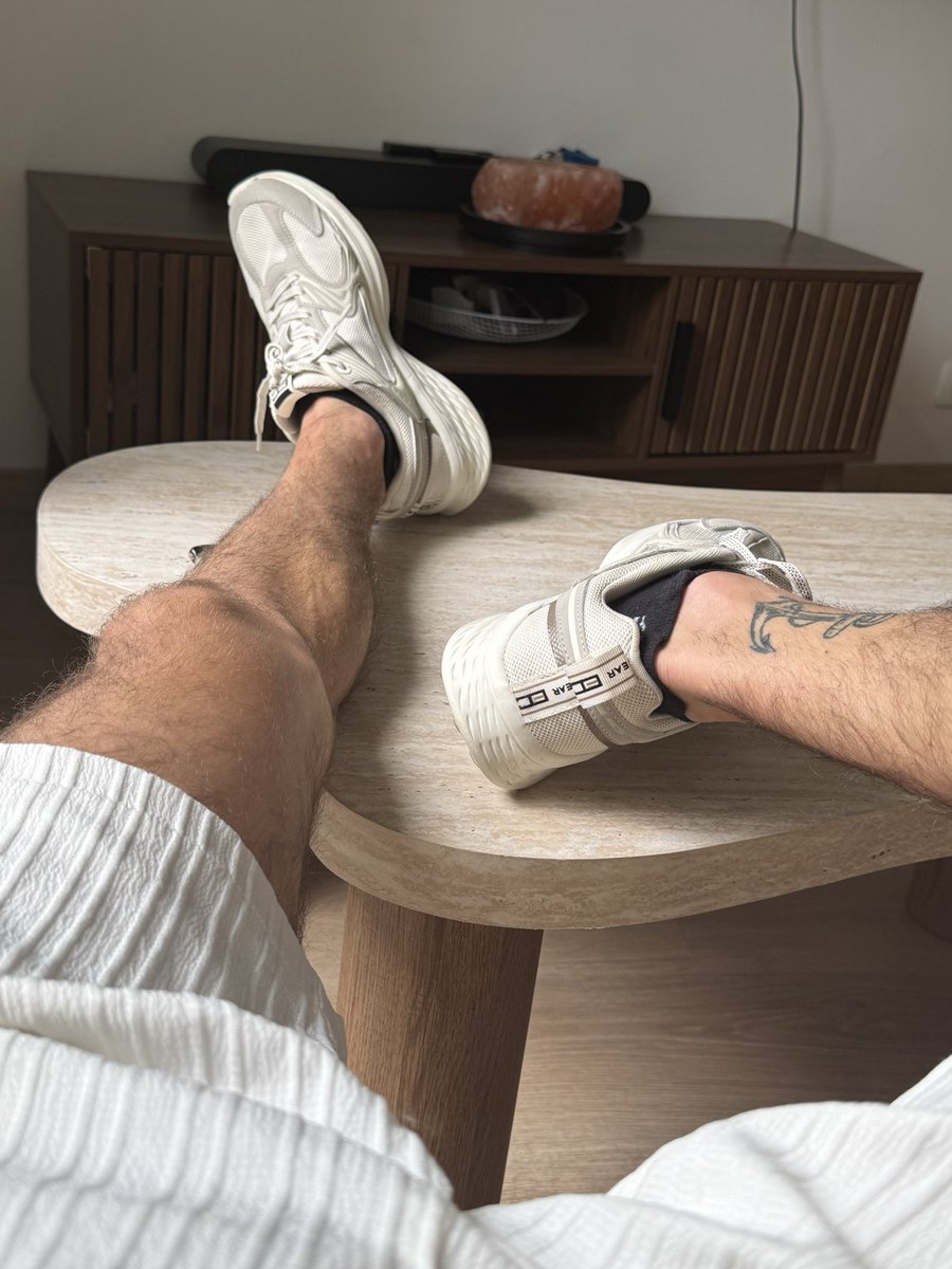 mnmnbez's tweet photo. Qui vient à mes pieds ? 🥵 https://t.co/grubcAtaCt