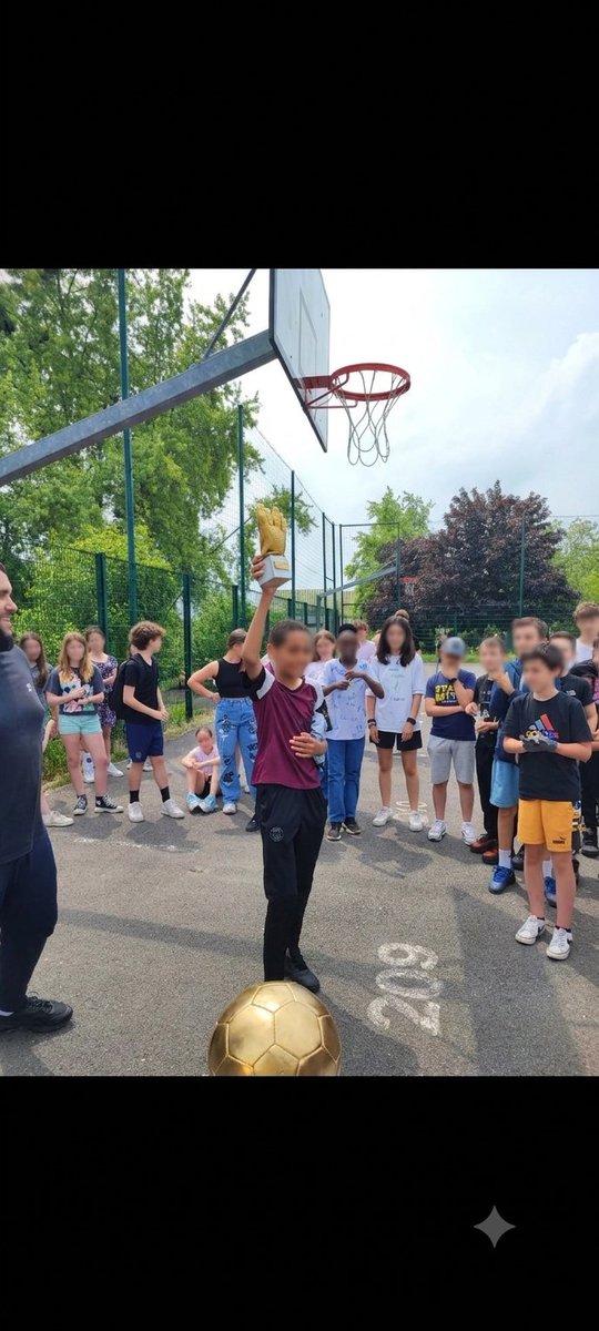 LaTourte_'s tweet photo. @Footballogue On avait fait ça avec mon collègue, j'étais AED y'a deux ans
Un tournoi sur la pause méridienne. Un avec les 6e/5e et un autre avec 4e/5e, on avait 120 participants, ça a duré 4 mois. Affichage des scores en vie scolaire. Ça a cartonné 
Des récompenses pour tous, médailles.. 1/2 https://t.co/ypz8r4J76m
