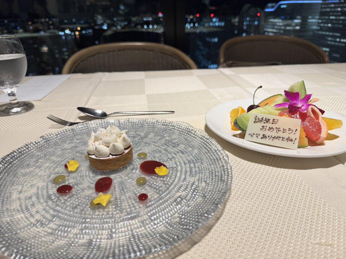 _____MOTTO_'s tweet photo. 旦那さんがお誕生日にディナー連れてってくれた〜💓
出てきたデザートプレートに
お誕生日おめでとう！
ママ（になってくれて）ありがとね！
って書いてあってうるうるしました🥹💭
これから出産が待ってますが頑張るぞ〜✊ https://t.co/CxQPUYPzDl