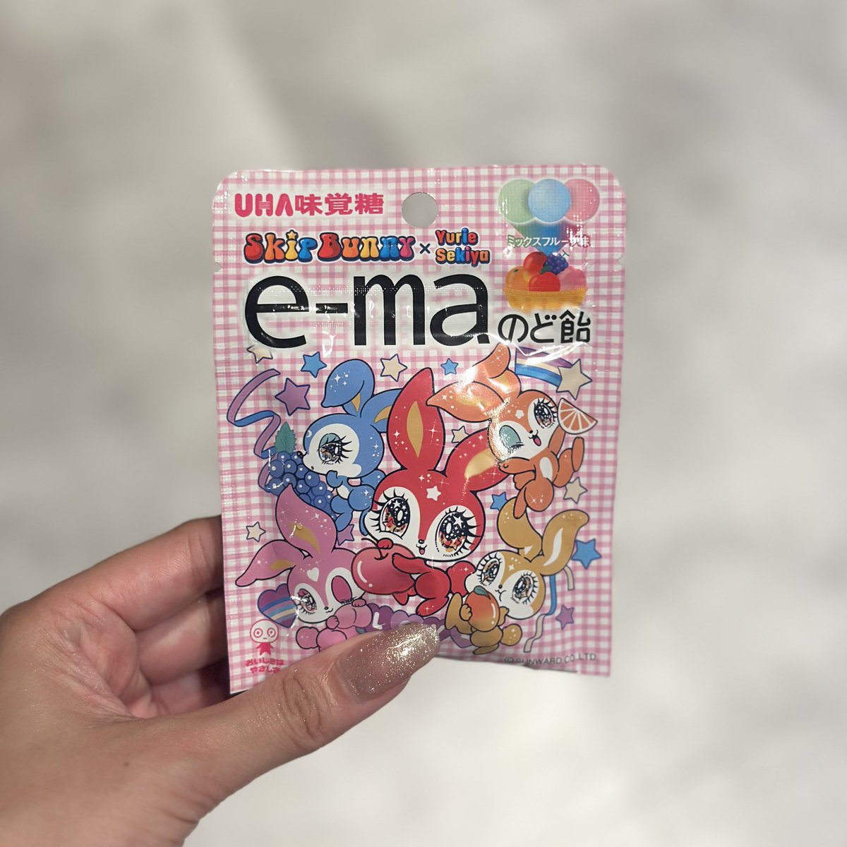 lysofu's tweet photo. せきやゆりえ先生のイラストだったからパケ買いしちゃった〜〜🐰🍬中もカラフルでたのしいやつだった🌈 https://t.co/pfkF0kc1xW