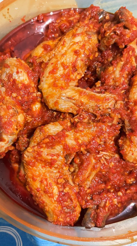 aadeekkkk's tweet photo. niatnya bikin sayap mercon alhasil kek sayap balado biasa cause kebanyakan cabe keriting dibanding rawit setannya🙃tapi btw ini dah berasa pedes tapi kek ga mercon bziiirrr😭tapi tetep enak kok, walau ga sesuai ekspektasi awal💆 https://t.co/x2TTmb2NOW