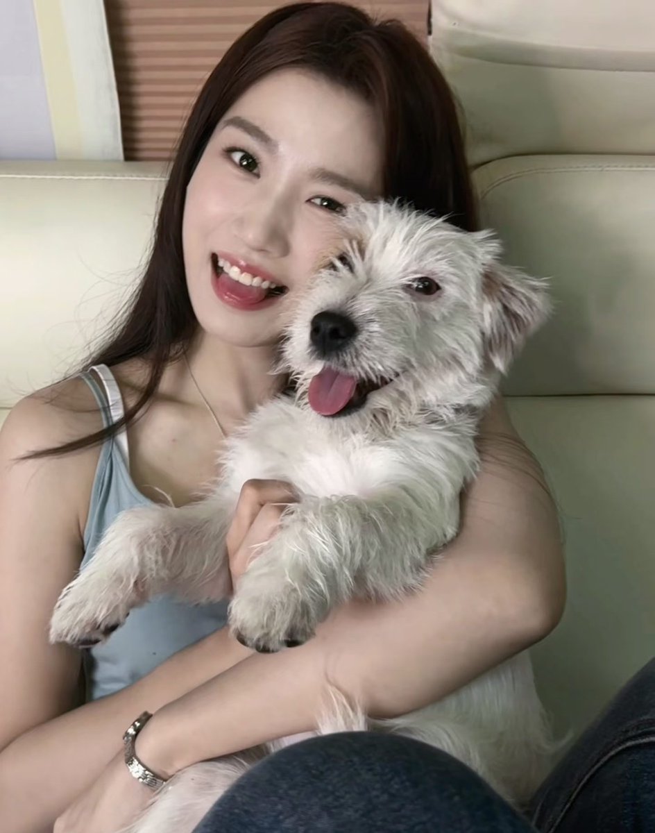 fleuche's tweet photo. ㅤ 

Hi!🩷 The name's CHÉRIVAIRE FLEURETTE VIEUSSÉ, call me FLEUR! 🌸 And yes, it stands for flowers!

I'm an Artisan Tea Business Owner &amp; an Art Foundation Heiress, alongside my sister Swannette.

Nice to meet you, please say hi dulu sama aku dan anjing-anjingku?😣🤏🏻

ㅤ https://t.co/aiospxZhIq