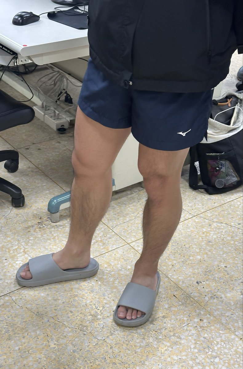 milkwmc's tweet photo. 今天上课看到的大学直男爹，���裤配拖鞋让傻逼直接当场硬了，想馬上跪下伺候直男爹，幫他舔腳底和鸡巴

#直男崇拜 #拖鞋 #直男 #傻逼男同 #男大 #鸡巴 https://t.co/tNeXCIxidc