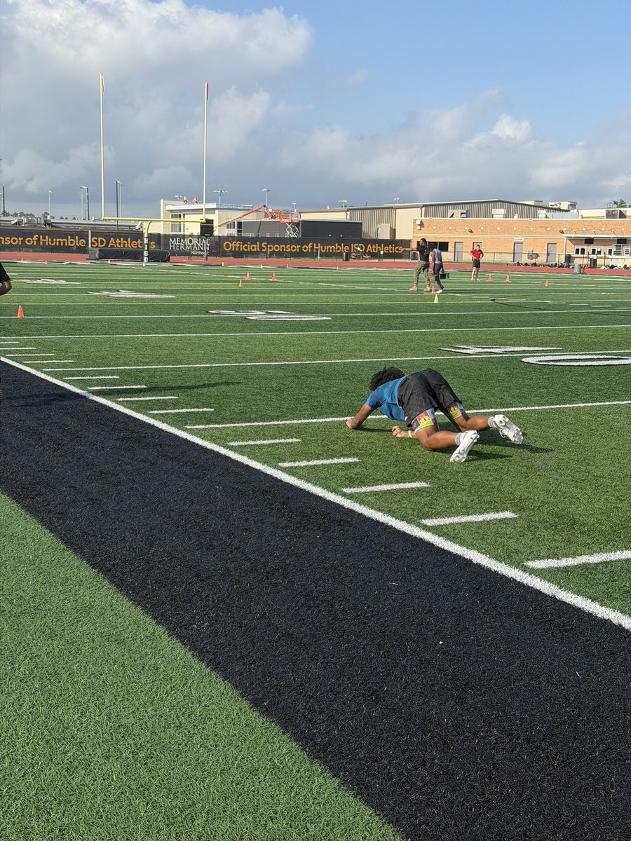 Coach_RobMurphy's tweet photo. The Marines are running @FootballHumble workouts today!!! Thankful for their partnership!!! @Matt_Stepp817 @HumbleISD @HumbleISD_Ath @HumbleISD_HHS @SportCast_Media @dctf @texashsfootball https://t.co/QY2vVigQJ4
