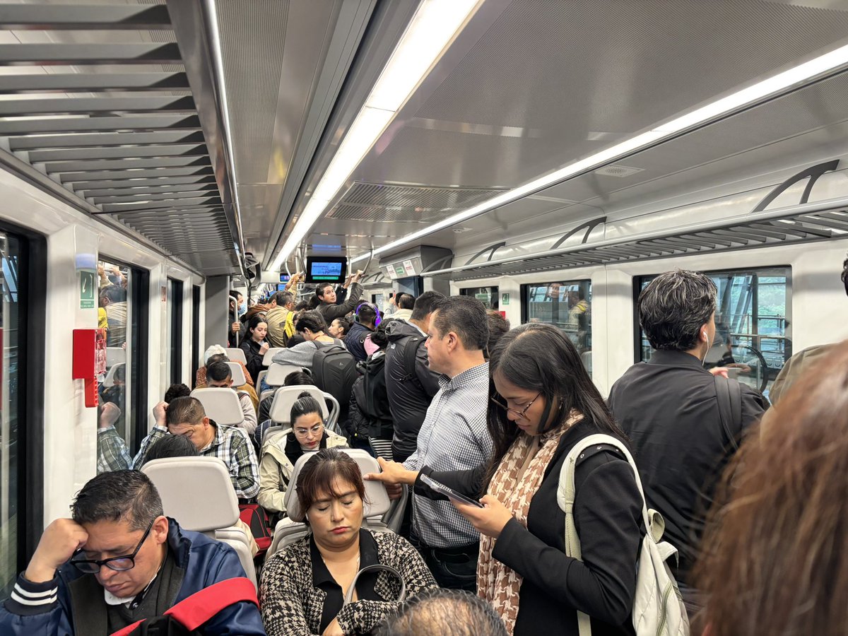maumoz_37's tweet photo. @TrenInsurgente Más de 15 minutos para salir de observatorio y encima mandan el tren absurdamente lleno, ya se parecen a su hermano el @MetroCDMX https://t.co/5X6Tsko0LR