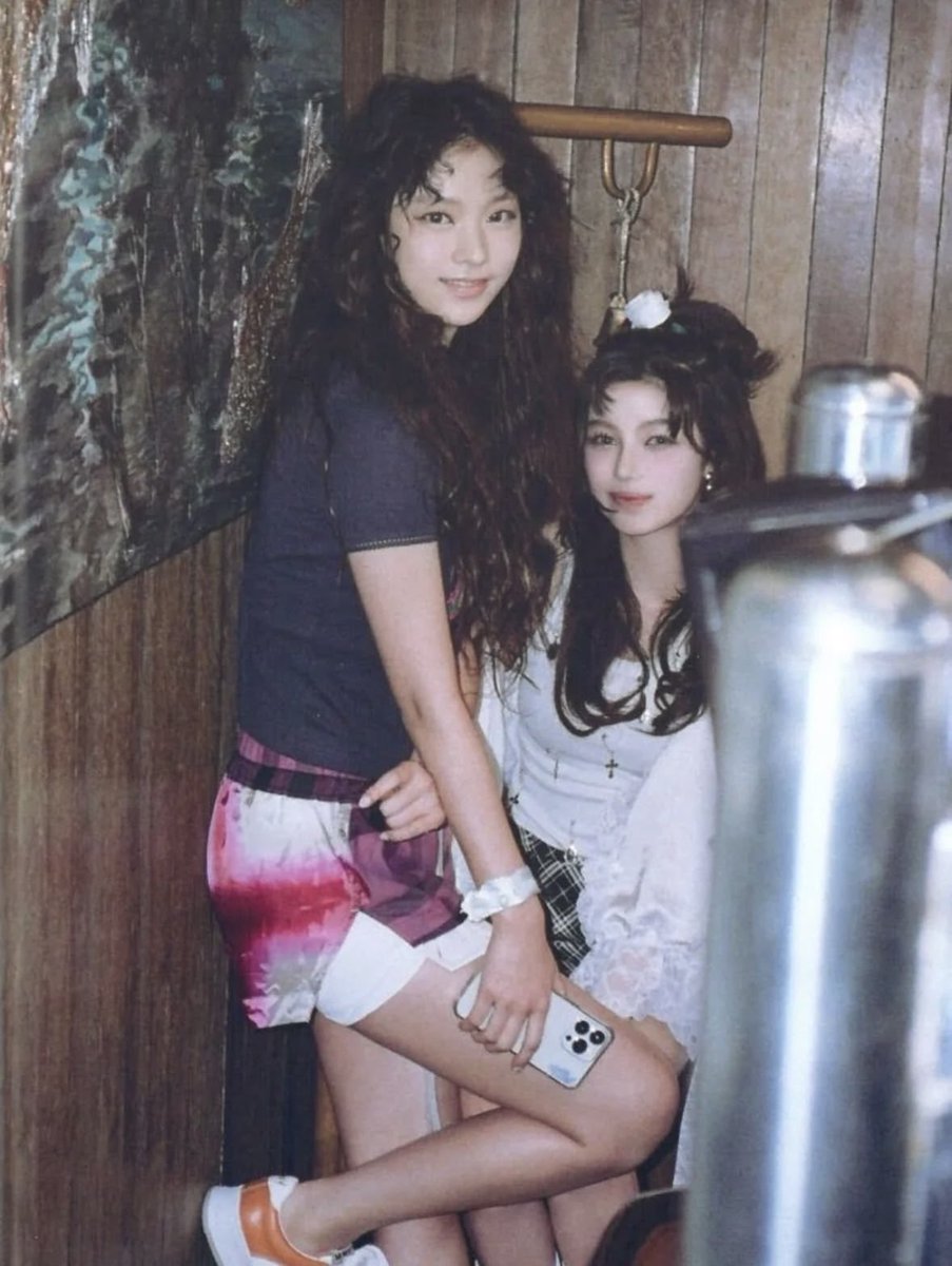 haerinlemonzest's tweet photo. pov: its 2050 and you find an old photo of your lesbian aunties https://t.co/jHIEQZhjoQ