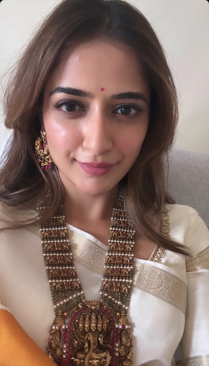 AnantapurCinema's tweet photo. Ashika Ranganath Face Card 😍🔥

#Ashika #AshikaRanganath https://t.co/sxOJTiMpOM https://t.co/uE0kWrw7Vc