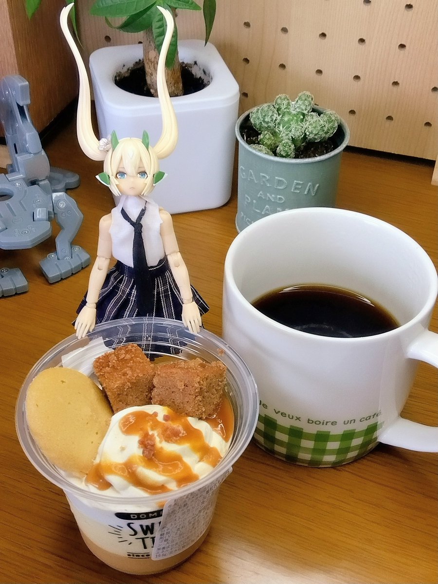 kyonami_illust's tweet photo. 今日のコーヒーです
お供は塩キャラメルプリンパフェ！
香ばしビターな香り！
ふわふわムースとプリン部分もうんまい！😋 https://t.co/y8l5XFEqBj