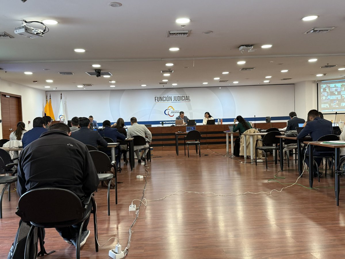 ARCH_Ec's tweet photo. 🗣️#ARCHInforma

Con la presencia de nuestro equipo jurídico y el Director Ejecutivo (E) @Christianpuent, la Agencia comparece en la reinstalación de la audiencia de juicio penal del #CasoTripleA . En esta etapa se continúa con la evacuación y práctica de prueba testimonial. ⚖️⛽️ https://t.co/wlcA9sIwqm