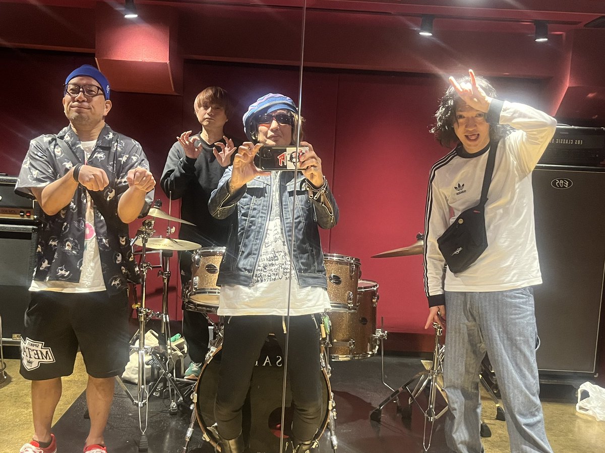 YvbbKz's tweet photo. 覚えてた歌詞も忘れる、そんな年頃になりました　明日はアンジーカバー、
ケンジーやります https://t.co/0zJMxRnste