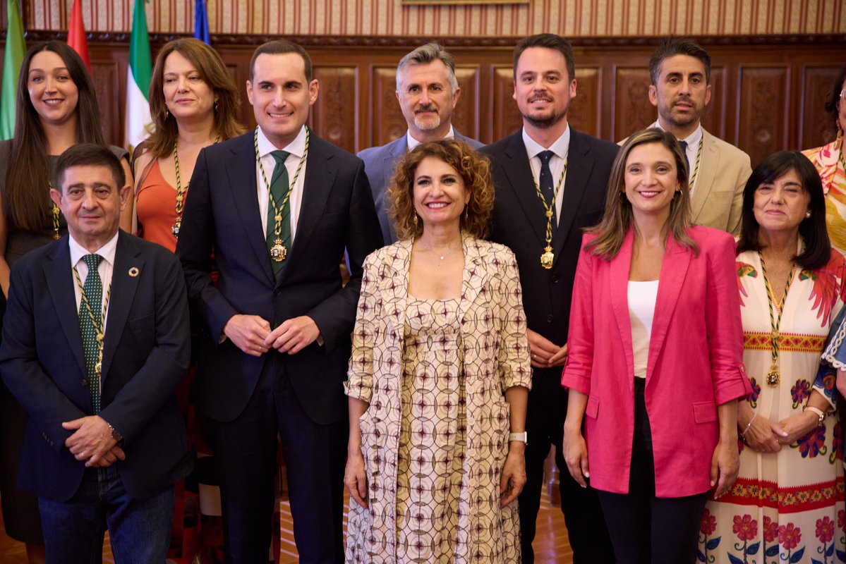 mjmonteroc's tweet photo. 🌹 @pacoreyesm ha trabajado de manera incansable por mejorar la calidad de vida en los pueblos de Jaén, procurando acceso igualitario a los servicios públicos y oportunidades para todos. Hoy solo podemos darte las gracias, Paco, por el extraordinario legado que dejas en tu amada provincia. Y por dirigir tu fuerza ahora al Parlamento andaluz, donde trabajaremos juntos. 

Tu pasión por Jaén la recoge @juanlatorreruiz al asumir la Presidencia de la Diputación. Con el talento y la sensibilidad necesarios para continuar apostando por el progreso y la cohesión del conjunto de la provincia. Cuentas con el apoyo del @psoedeandalucia para seguir poniendo los intereses de las y los jienenses por delante de todo.