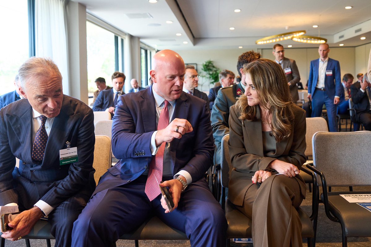 DefensieMin's tweet photo. Met @USAmbNATO Whitaker gesproken over samen bouwen aan onze defensie-industrieën. Daarna met Nederlandse en Amerikaanse bedrijven gesproken over het versterken van onze economieën. Dat vraagt om innovatie, snellere productie, samenwerking en wegnemen van belemmerende regels.🇳🇱🇺🇸 https://t.co/B25VmNB8m4