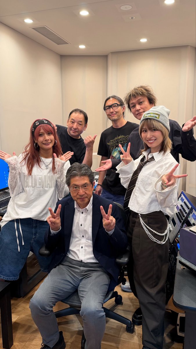 LUV_K_RAFT's tweet photo. 今日はクラウンマスタリングスタジオで、9月26日配信リリースのアルバムのマスタリングをしていただきました✨💿

マスタリングエンジニアの間部さん、ありがとうございました！🥹🌸

素晴らしいミックスを次々と仕上げてくださっているミックスエンジニアの乾さんにも、最後まで立ち会っていただきました🙇‍♀️✨

最後は皆さんと記念撮影📸

もちろん徳間ジャパンの白石さんも一緒に✨

たくさんの方のお力をお借りして、自信を持ってお届けできる最高の作品に仕上がってます！

9月26日の配信リリースをお楽しみにっ！！！🌸✨