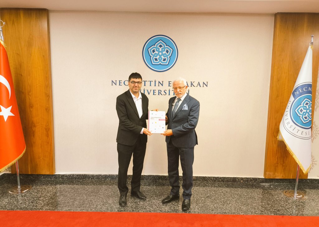 EBSKonya2's tweet photo. NEÜ REKTÖRÜ PROF. DR. CEM ZORLU’YA ZİYARET

Şube Başkanımız Doç. Dr. Halil İbrahim Çelik, Necmettin Erbakan Üniversitesi Rektörü Prof. Dr. Cem Zorlu’yu makamında ziyaret etti.

Üniversitemizde görev yapan akademik ve idari personellerimizin çalışma koşulları, talepleri ve güncel durumları üzerine verimli bir görüşme gerçekleştirildi.

Şube Başkanımız; Necmettin Erbakan Üniversitesi bünyesinde servis hizmetinin yeniden başlatılmasından dolayı çalışanlarımız adına memnuniyetini dile getirerek teşekkür etti. 

Sendikamız tarafından hazırlanan "2025 Yükseköğretim İzleme ve Değerlendirme Raporu" nu Sayın Rektörümüze takdim etti. 

Değerli Rektörümüz Prof. Dr. Cem Zorlu’ya nazik misafirperverliği, yakın ilgisi ve yükseköğretim çalışanlarına verdiği destekler için sendikamız adına teşekkür ederiz.

@NEUniversitesi
@CemZorlu
@EgitimBirSen
@EBSKonya2
@hi_celik