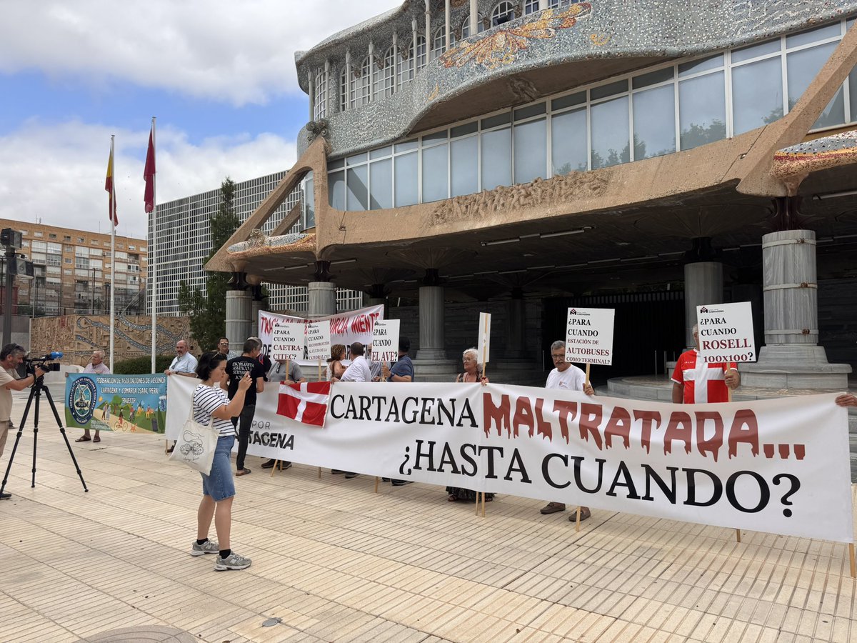 MesaporCTG's tweet photo. 9 de junio: Cartagena no tiene nada que celebrar

Hoy, frente a la Asamblea Regional de CT, asociaciones, colectivos, entidades ciudadanas y representantes políticos hemos alzado la voz para recordar una realidad que otros intentan ocultar bajo discursos institucionales. https://t.co/tPGJesF2so