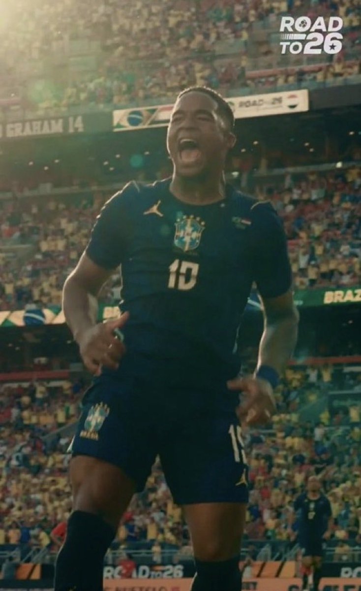 Oledobrasil's tweet photo. Já com Endrick é exatamente o contrário: tudo que ele faz parece ser histórico e repleto da famigerada “aura”.

Até a camisa 19 se transformando naturalmente na camisa 10.

Repito: naturalmente.

Que fenômeno é esse menino.

📸 reprodução https://t.co/8fCdZWW745