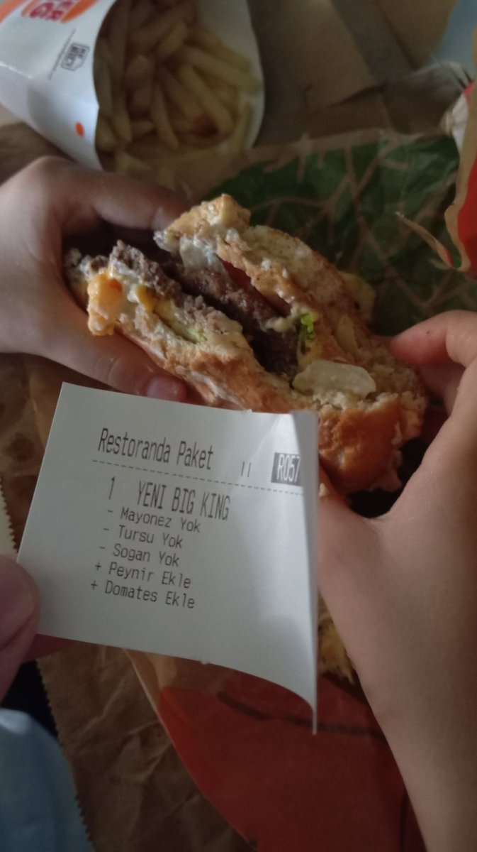 yazartmen's tweet photo. @BurgerKingTR  yahu sizin yoğunluğunuza lanet olsun. Her seferinde sipariş verirken işaretliyoruz, yetmiyor gidip banktaki elemanı uyarıyoruz artık o da yetmiyor içeri gidip kendim hazirliycam hamburgeri.
Ya bu aq siparişini söylediğimiz gibi yapmayacaksınız işaretleme koymayın https://t.co/IQZzHv81rq