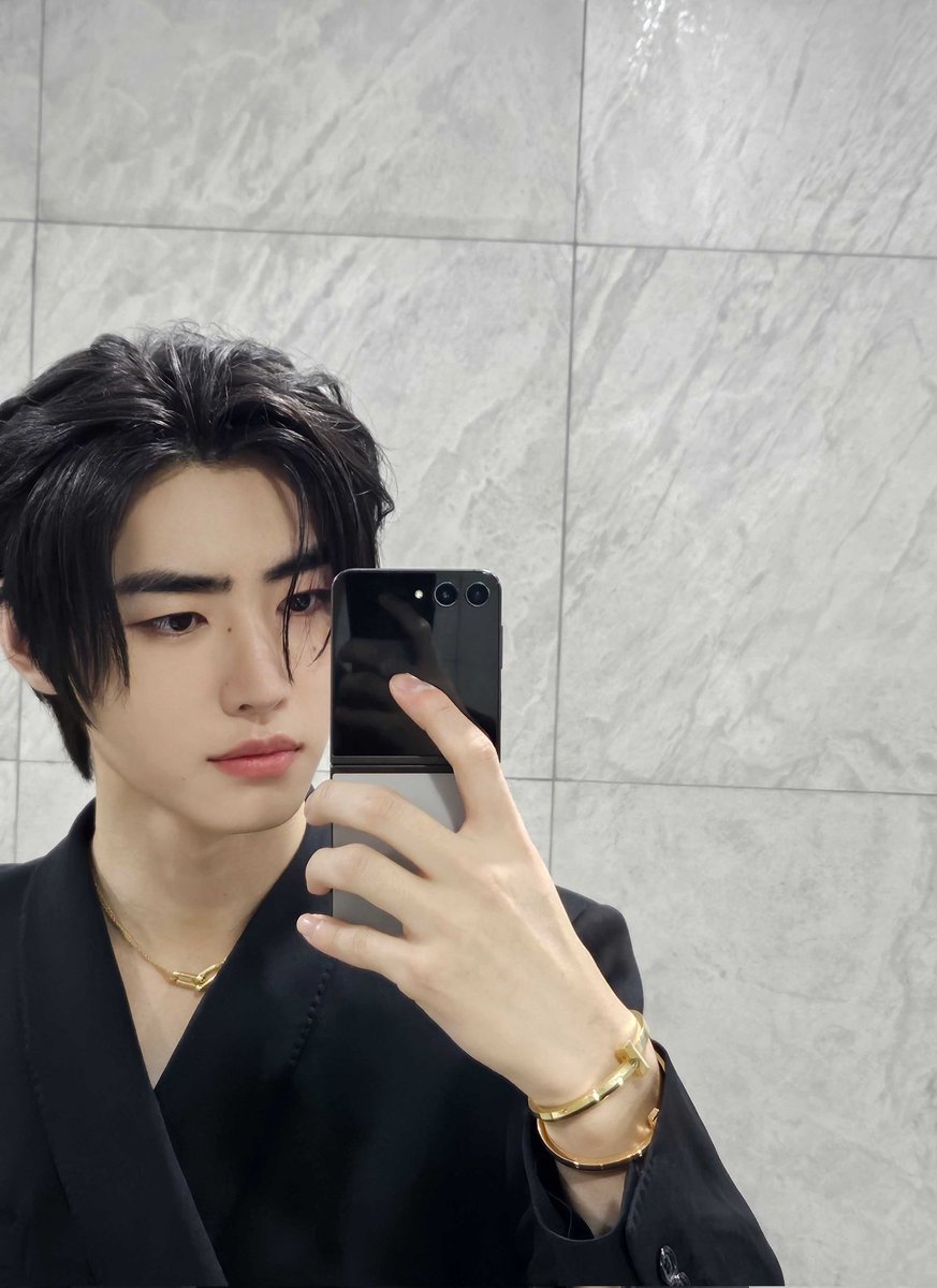 snowepark's tweet photo. His thick eyebrows are beautiful 😔😔😔 https://t.co/0S6EegdQBS