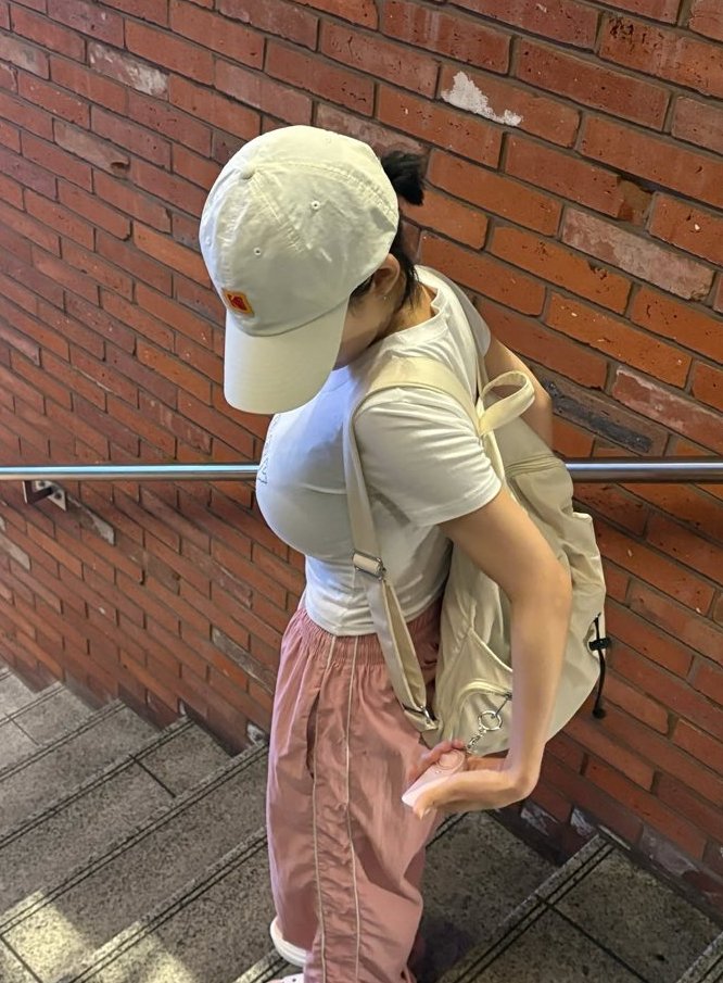 amilquerec1974's tweet photo. 私はどうやら爆乳というより超乳らしい https://t.co/gAD0OHilMC