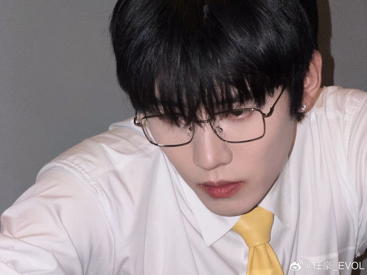 RenhaoTH's tweet photo. [RENHAO weibo update 09/06/2026]

Caption : “เล่น” ให้สนุกนะ ✌️

แล้วเหรินหาวก็โพสต์ลงเชาฮว่าพร้อมตอบโพสต์แฟนคลับหลายคนเลยค่ะ
💬เพื่อน ๆ ที่สอบเกาเข่าเหนื่อยกันมามากเลยนะครับ
💬พักผ่อนให้เต็มที่ แล้วก็ไป “เล่น” ให้สนุกเลย
💬ขอตัวไปก่อนนะครับ 🛴

(1/4)
#เหรินหาว #任豪 #RenHao https://t.co/jrKFVx15Sg