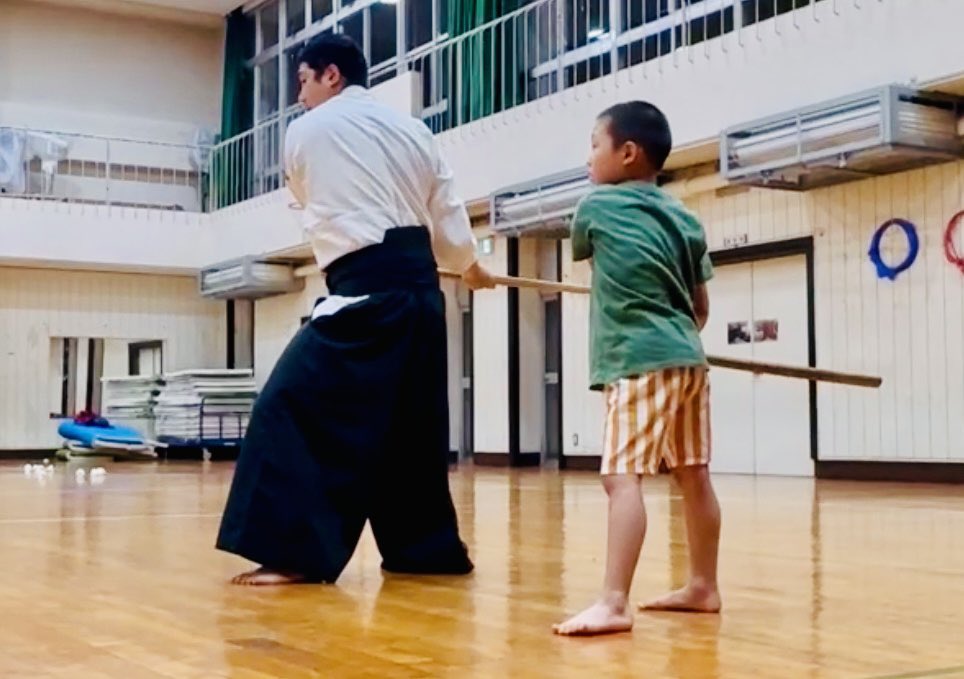busenkai_jp's tweet photo. 2026/6/9 笄小学校

【剣術】
一之素振
二之素振
三之素振
四之素振
五之素振
六之素振
七之素振
左右之合わせ
四方切
五之合わせ

【杖術】
突き

#岩間神信合氣修練会
#合気道
#笄小学校 https://t.co/d5mamMLRYZ