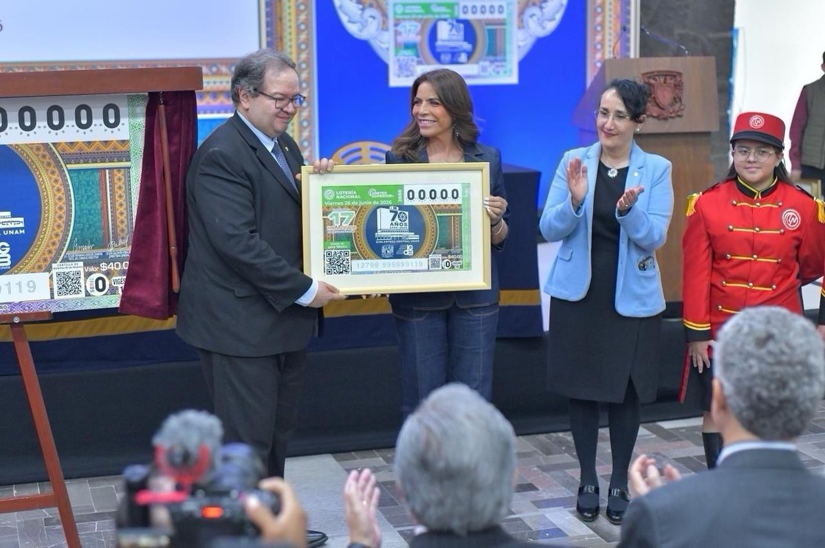 OliviaSalomonV's tweet photo. Develamos con el Rector de la @UNAM_MX el Dr. Leonardo Lomelí, y la Dra. Elsa Ramírez Leyva, titular de @bibliotecasUNAM el billete conmemorativo del #SorteoSuperior No. 2888 de @lotenal con motivo del 70 Aniversario de la #BibliotecaCentral porque hay lugares que resguardan libros y hay lugares que resguardan la memoria, el conocimiento y los sueños de toda una nación.