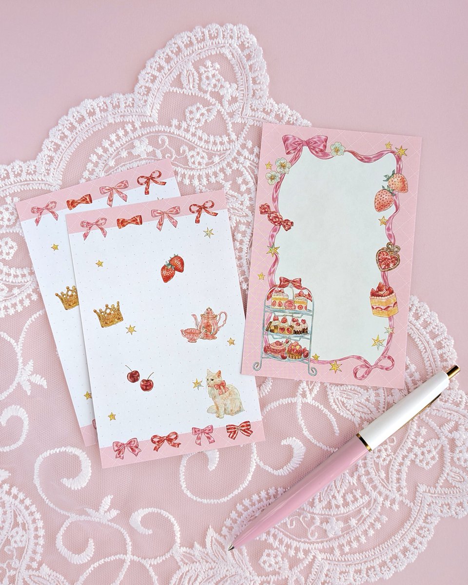 _bartimaeus's tweet photo. 🌟「Pinkoi 世界の文具店」作品紹介

《M6手帳リフィル①》
🍓“Strawberry tea party”

赤やピンクを基調にしたイチゴやティーセット、スイーツたちが並ぶ上品でキュートな"Strawberry tea party"をテーマにしたデザインの、M6サイズの手帳リフィルです。
穴を開けていないので、メモペーパーとしてもご利用いただけます。

厚手で裏移りのしにくい上質110kgを使用しています。
なめらかで文字が書きやすい、スタンダードな紙質です。
（筆記具、筆圧、インク量等条件によっては裏移りが発生する場合もございます。）

#pinkoi文具惑星 #文具女子博トーキョー2026