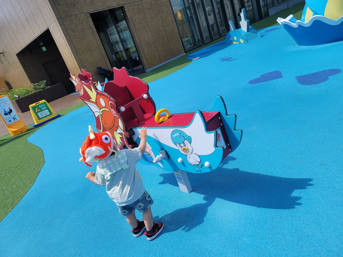 tsseu_'s tweet photo. ギャラドス広場に行くことが決まり、前日にコイキングの帽子を編み始める相変わらず計画性ゼロの女🤣
間に合ったので可愛い写真が撮れました🫶🏻 https://t.co/zUjBIgh6tw